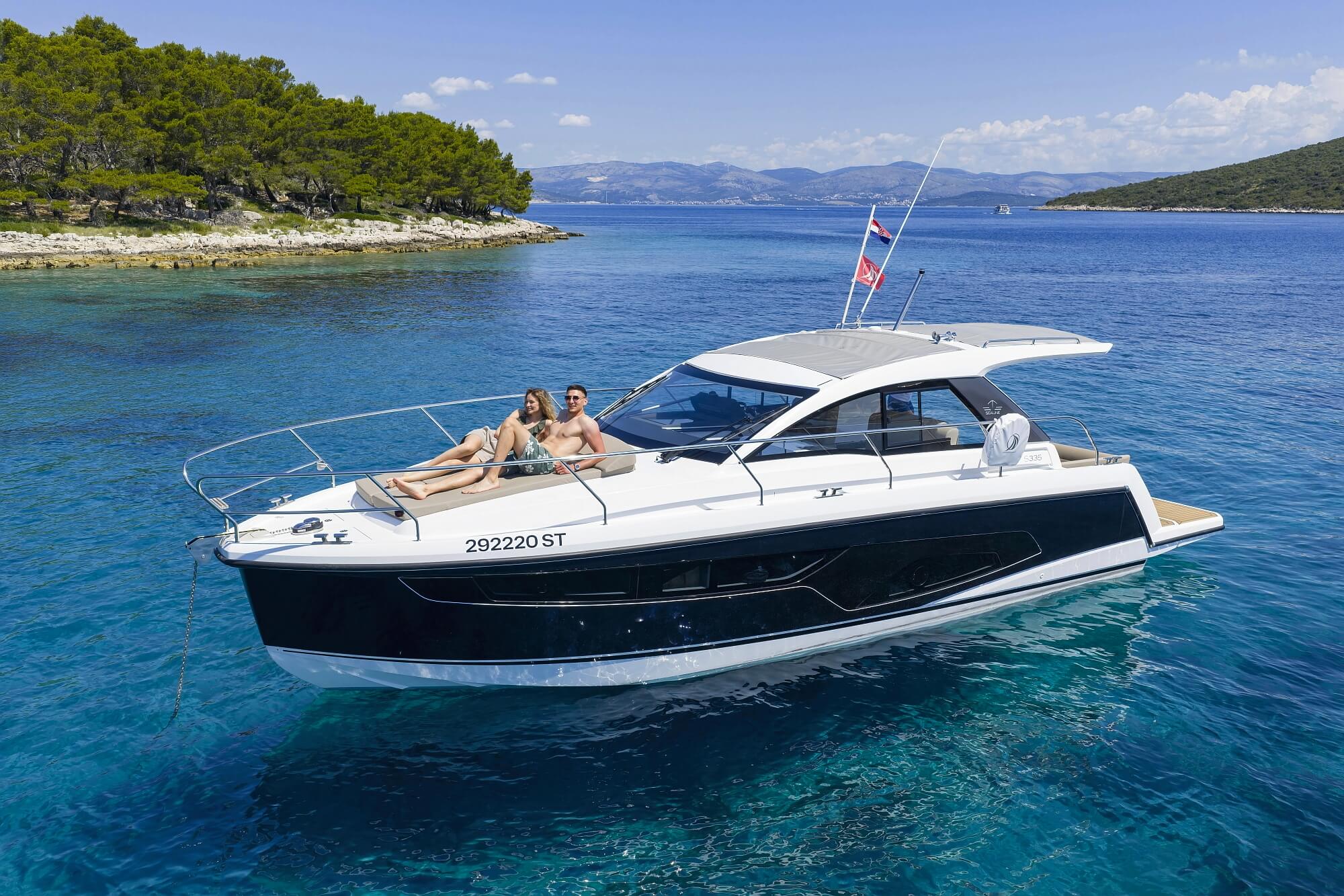 Sealine S335 exterior