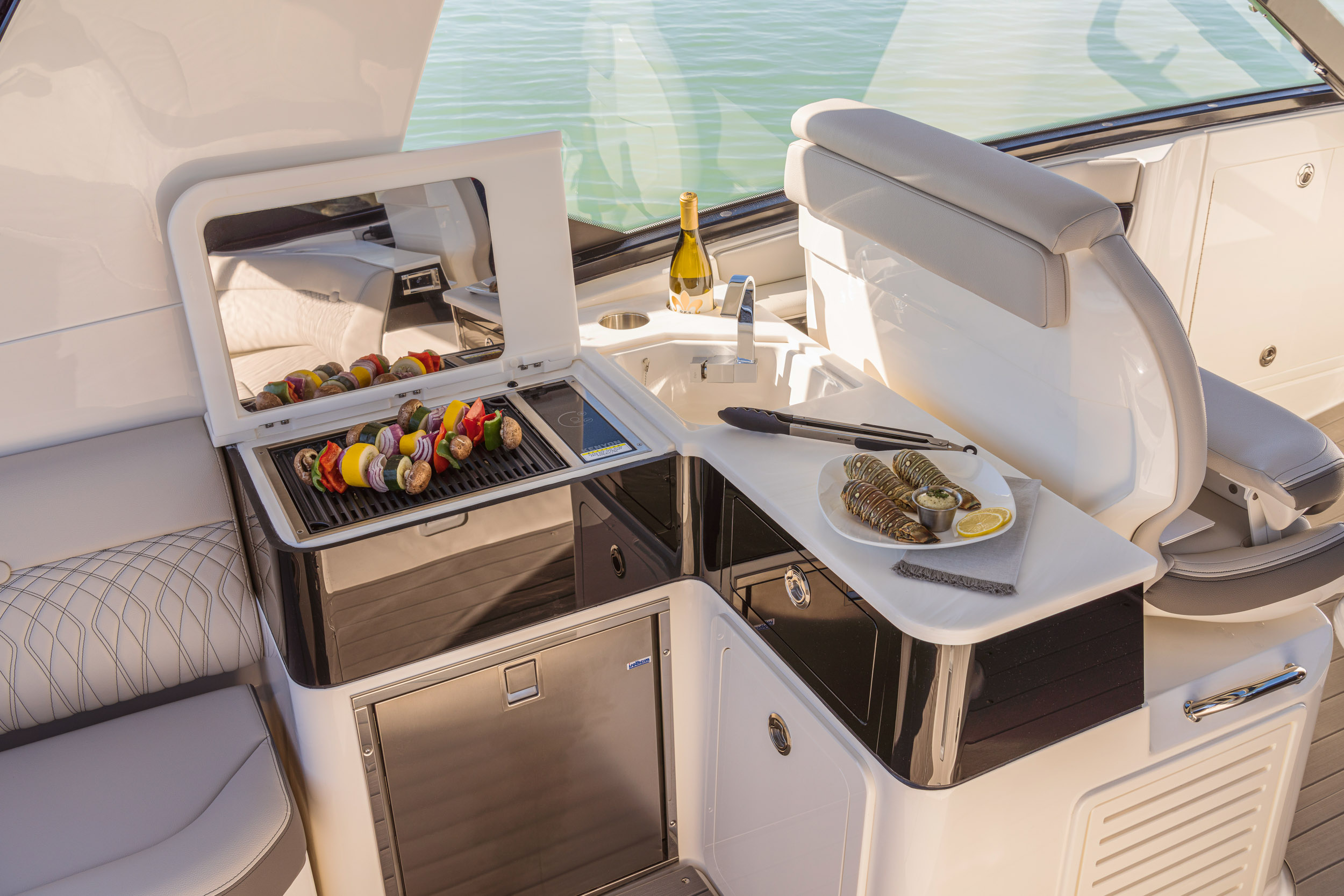 Sea Ray Sundancer 370 — photo 4