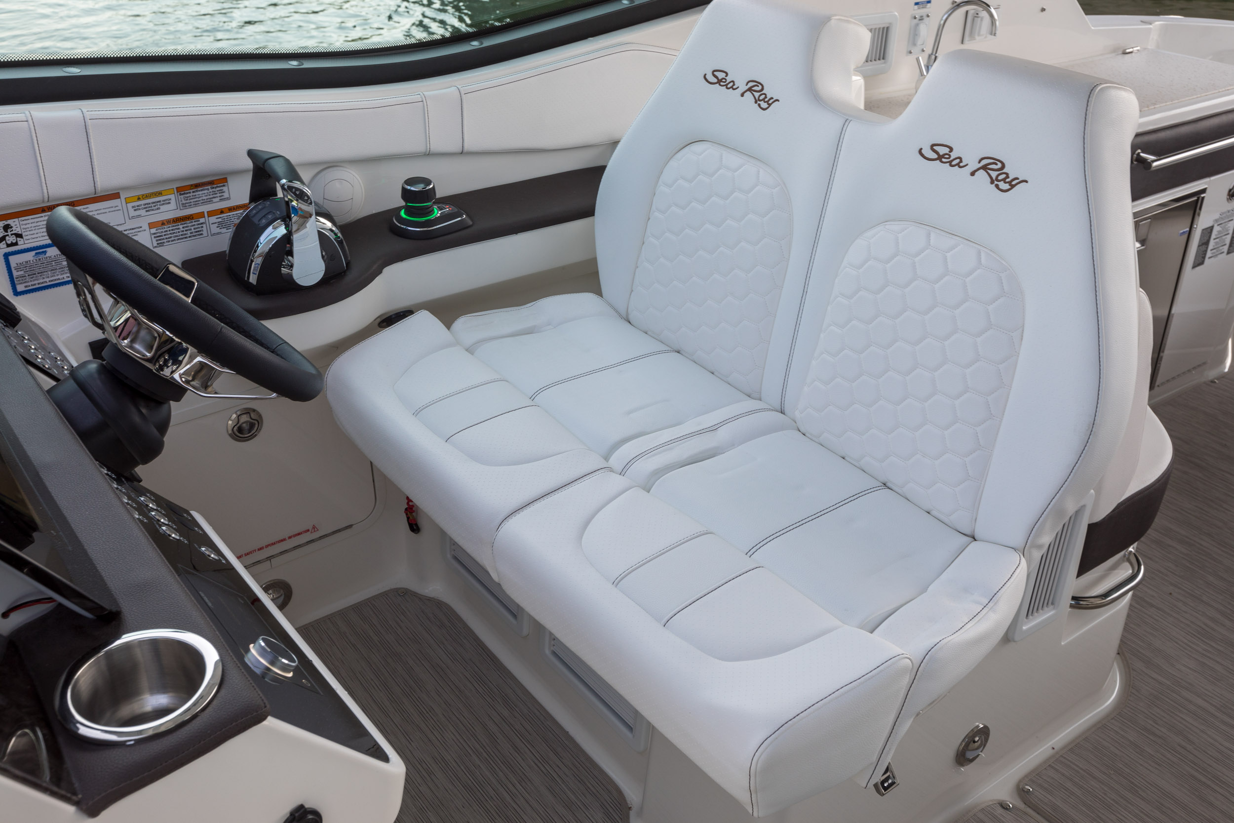 Sea Ray Sundancer 320 Outboard — photo 3