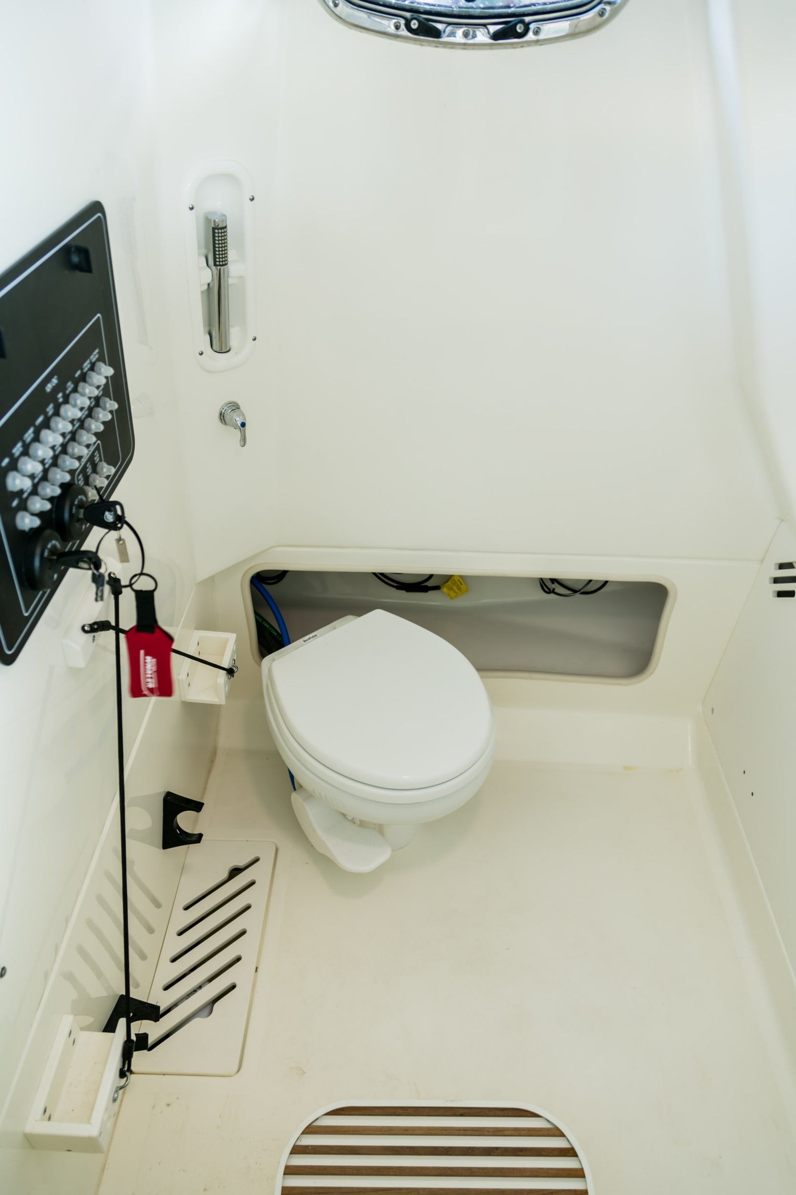 Boston Whaler 250 Outrage — photo 6