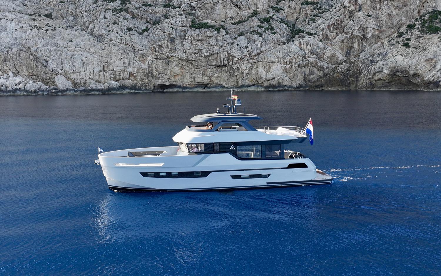 Outer Reef Yachts 780 Adventure — photo 3
