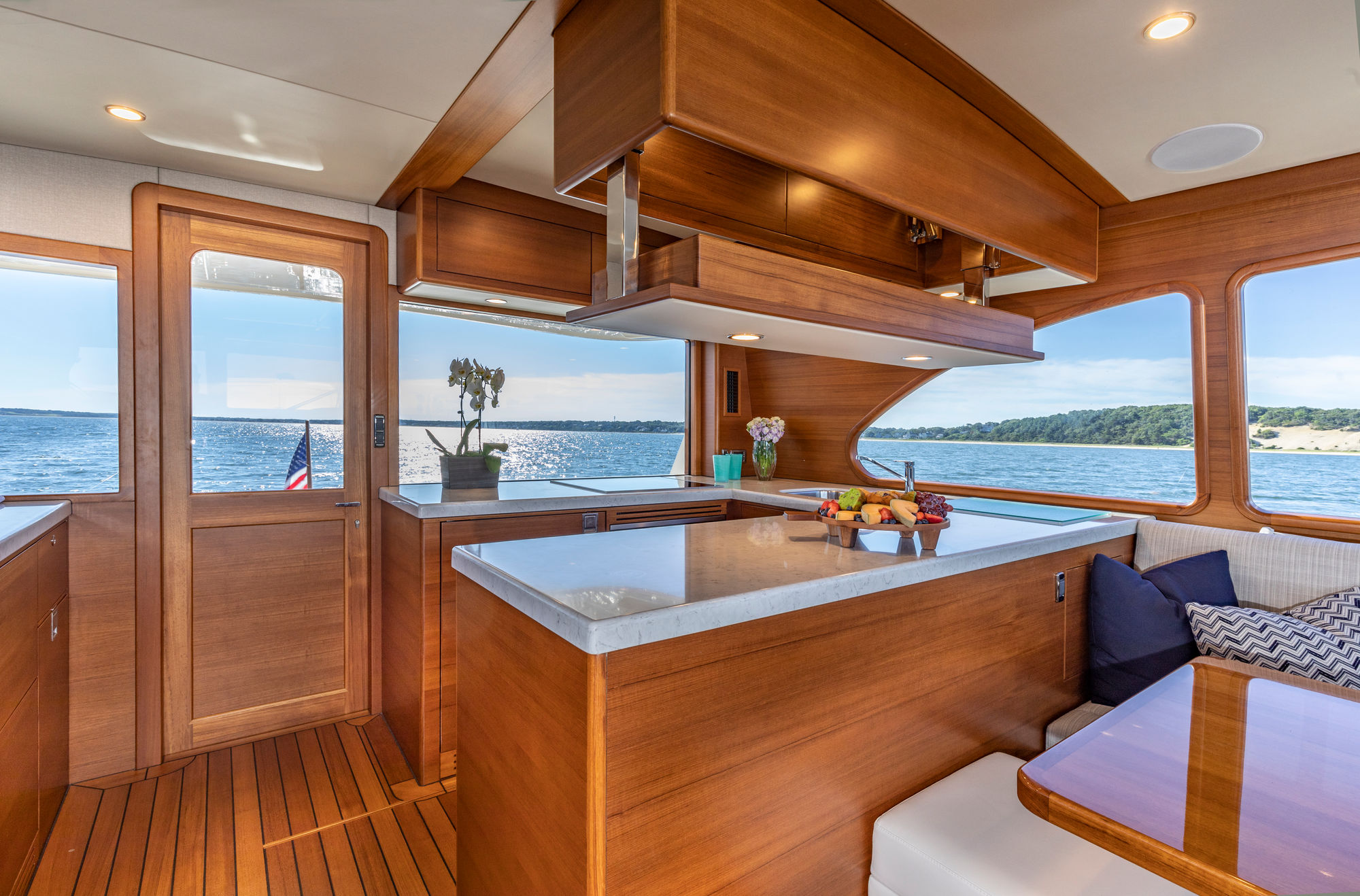 Grand Banks Yachts Eastbay 60 — photo 10
