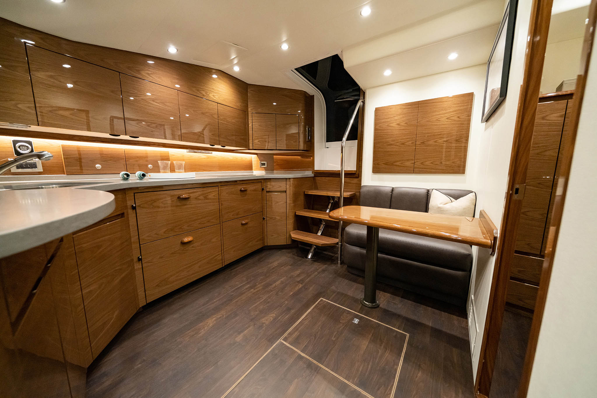 Viking Yachts 54 Open Express — photo 8