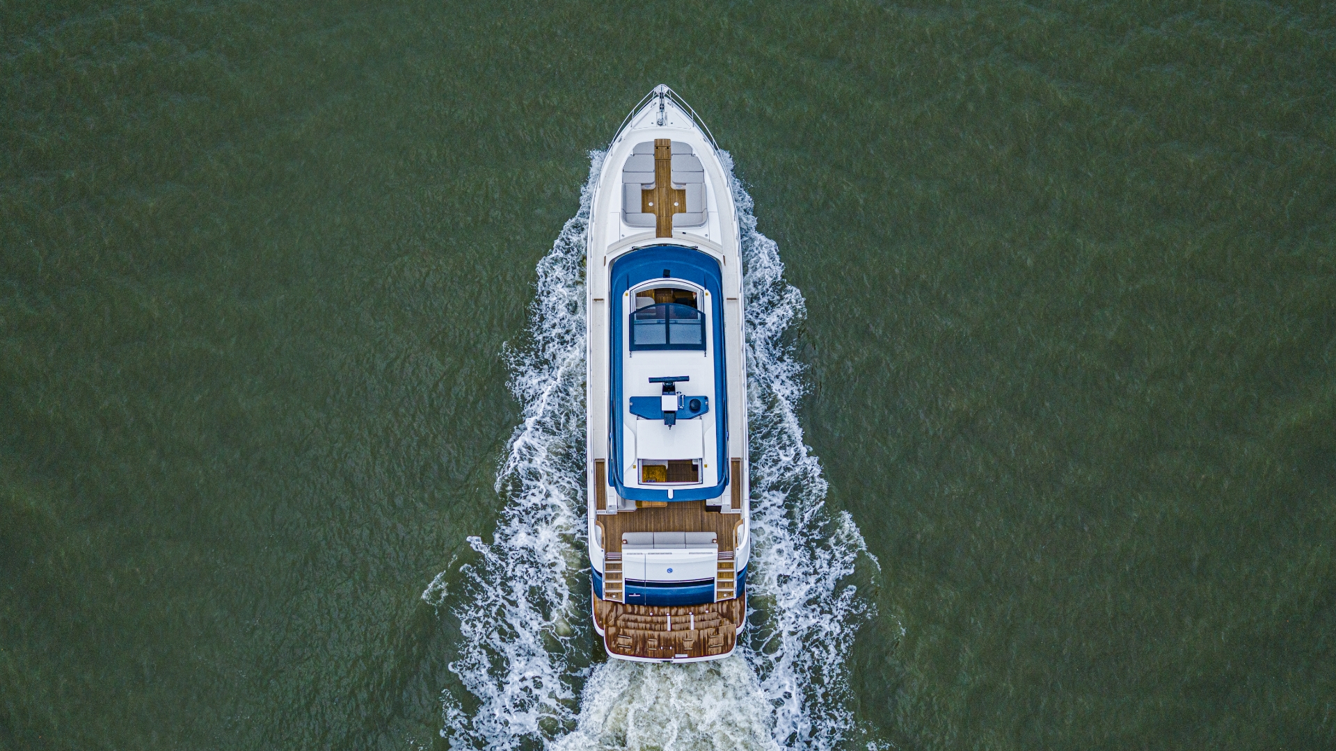 Riviera 6800 Sport Yacht Platinum Edition — photo 8