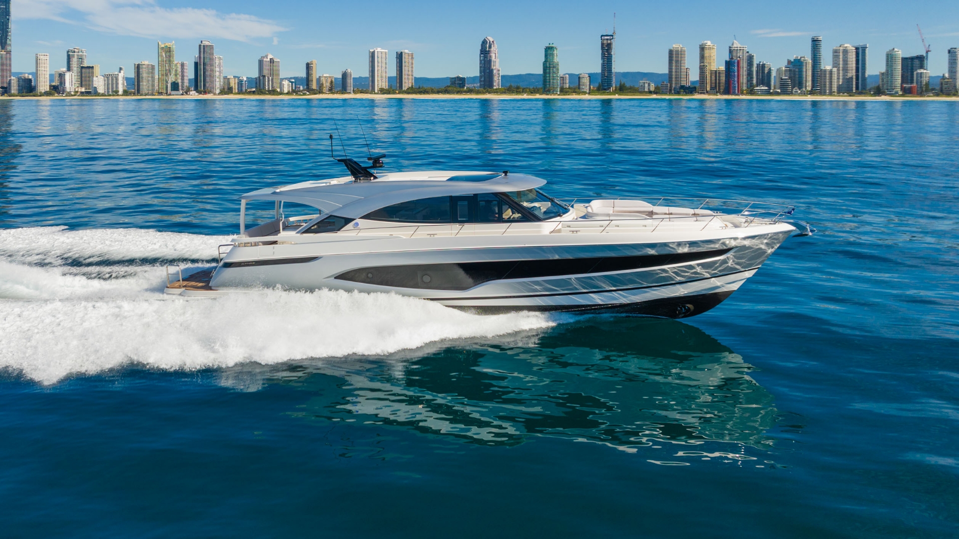 Riviera 6800 Sport Yacht Platinum Edition — photo 2