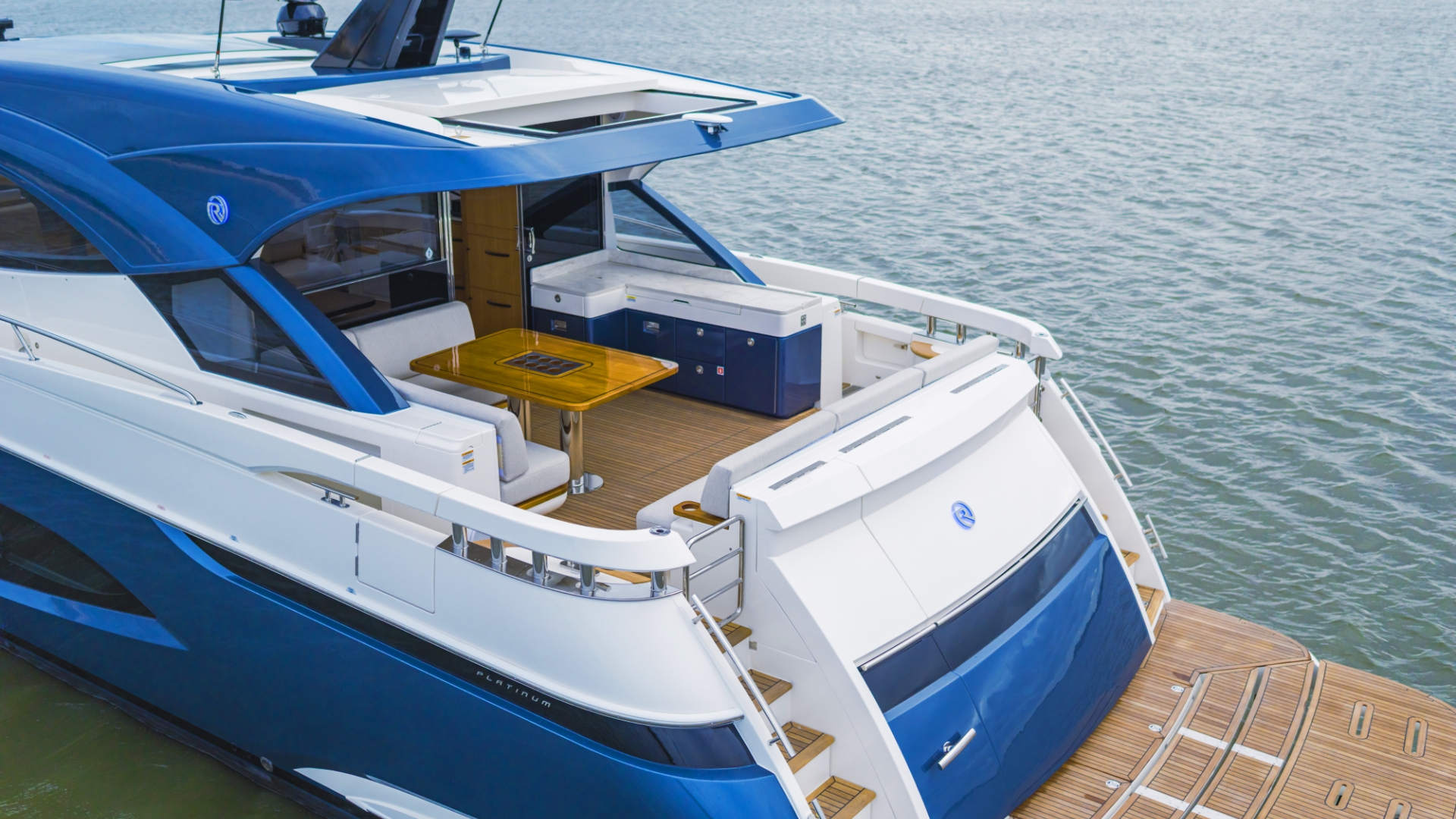 Riviera 6800 Sport Yacht Platinum Edition — photo 10