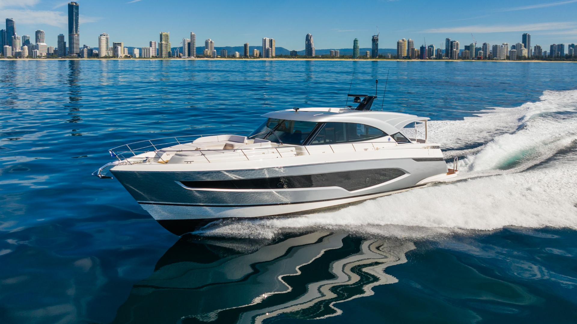 Riviera 6800 Sport Yacht Platinum Edition — photo 3
