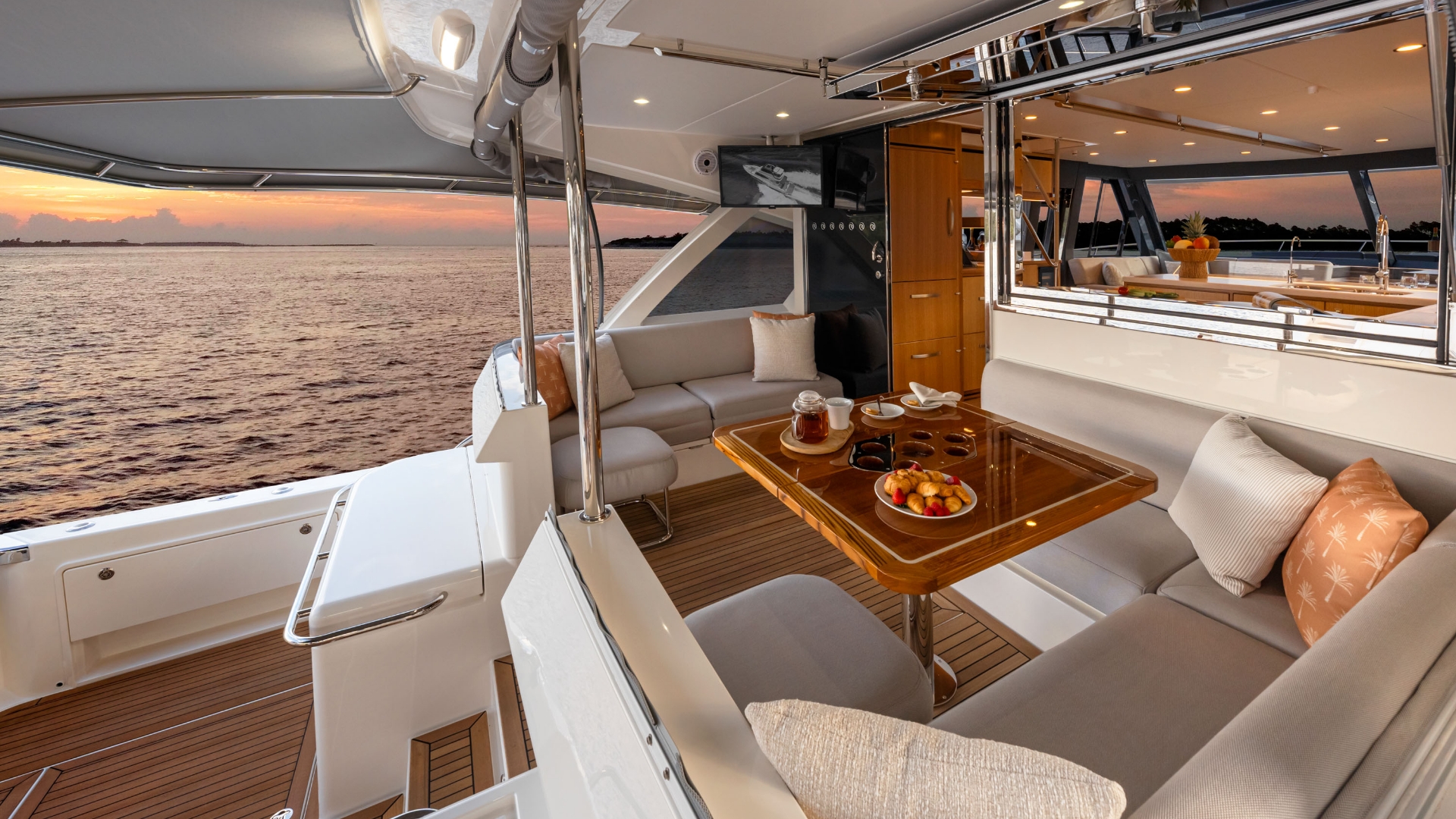 Riviera 58 Sports Motor Yacht — photo 8