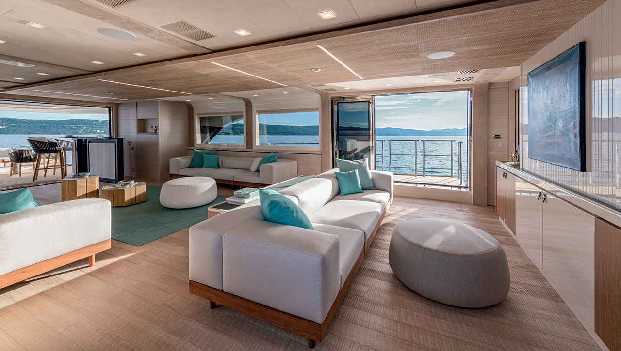 Monte Carlo Yachts MCY 105 Skylounge — photo 9