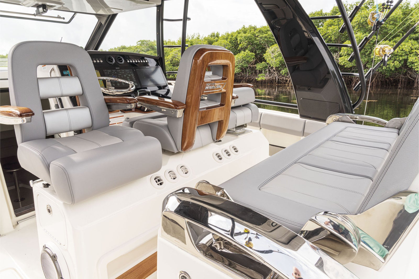 Boston Whaler 420 Outrage — photo 3
