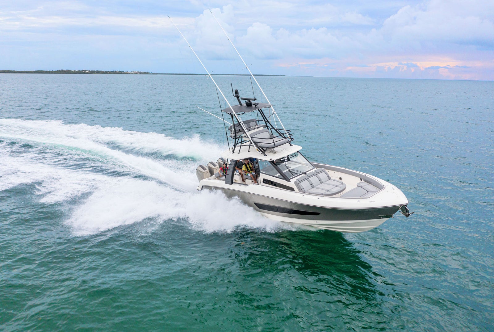Boston Whaler 420 Outrage — photo 9