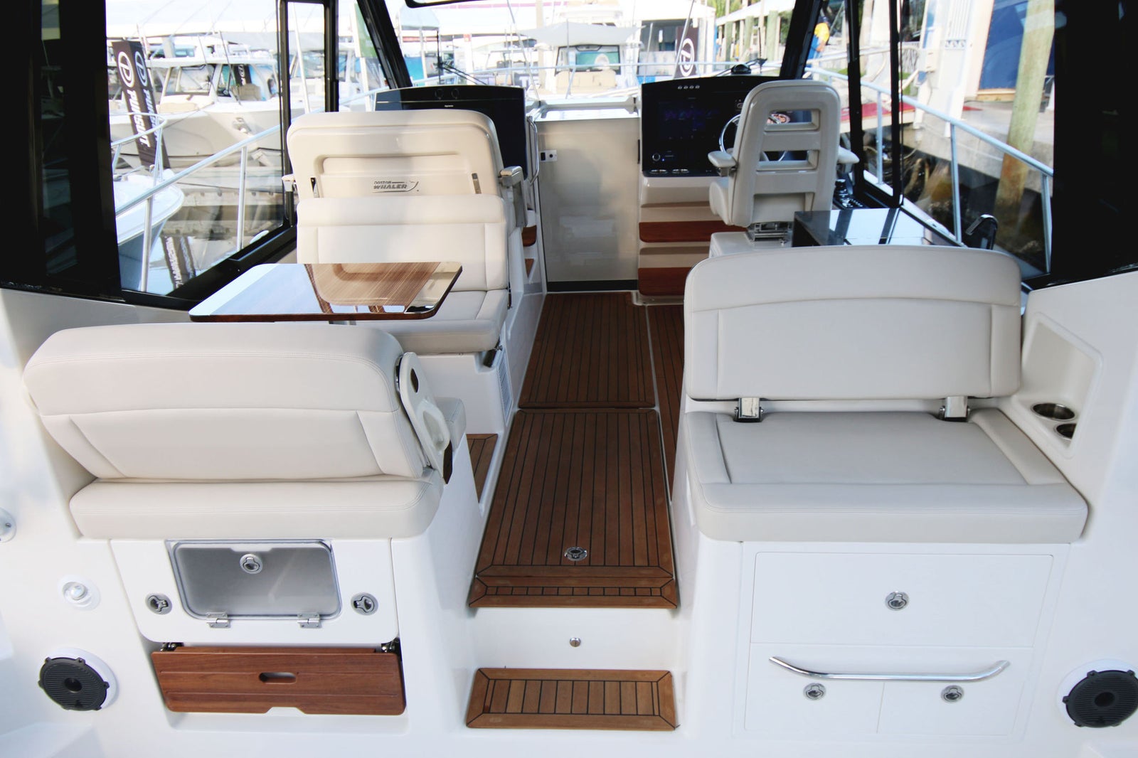 Boston Whaler 405 Conquest — photo 9