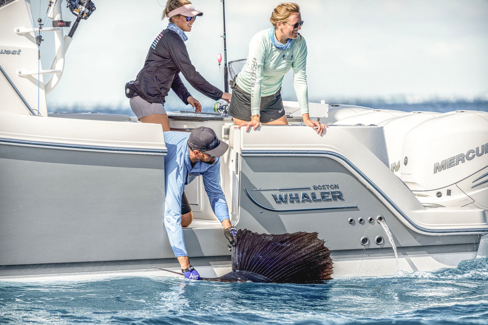 Boston Whaler 405 Conquest — photo 6
