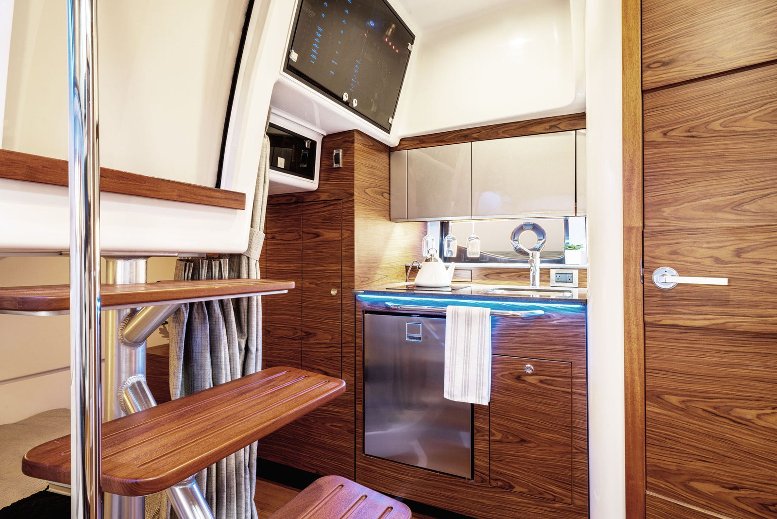 Boston Whaler 405 Conquest — photo 5