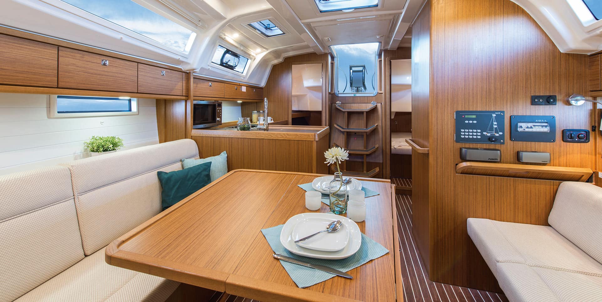 BAVARIA Cruiser 37 — photo 4
