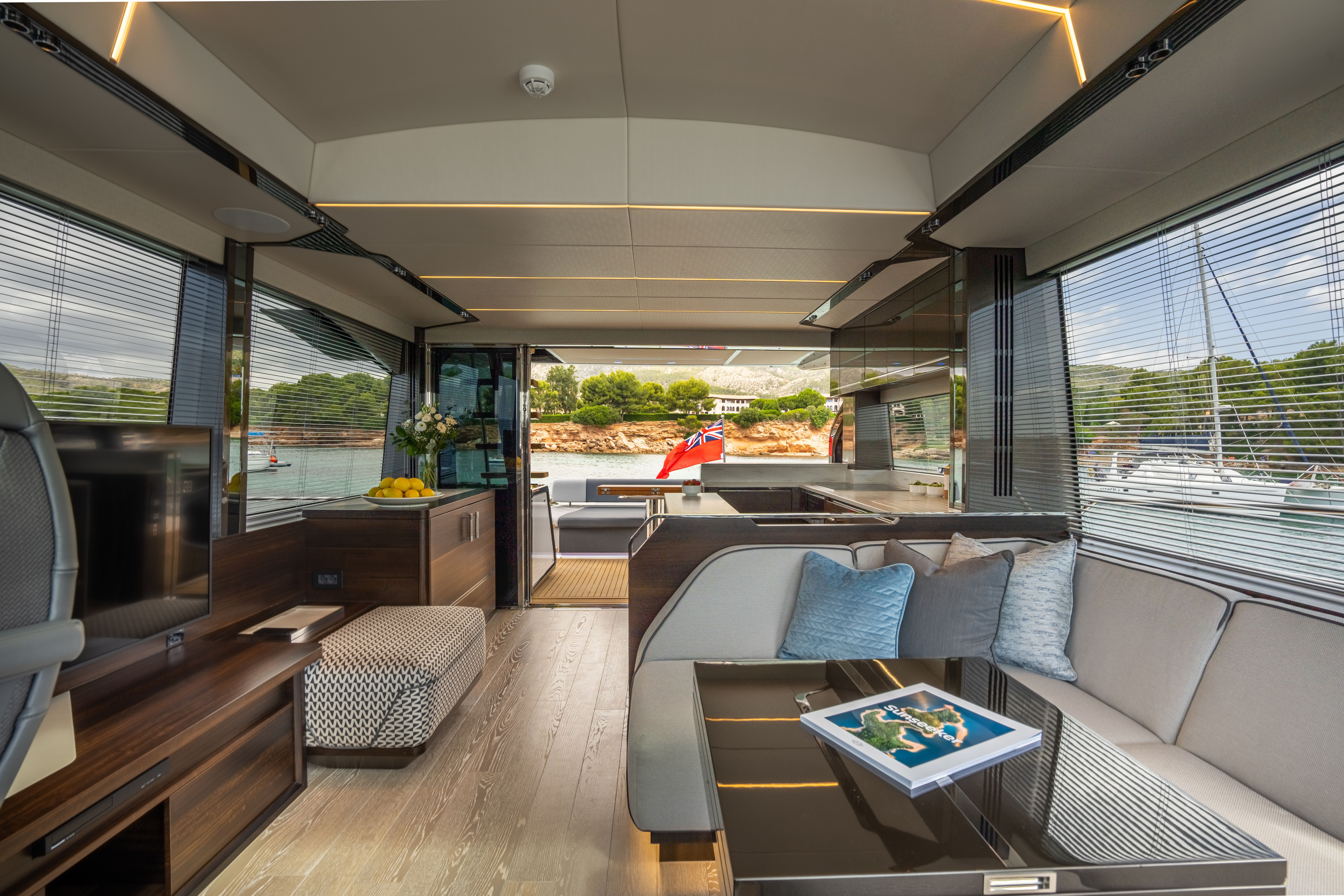 Sunseeker Predator 65 SportFly — photo 9