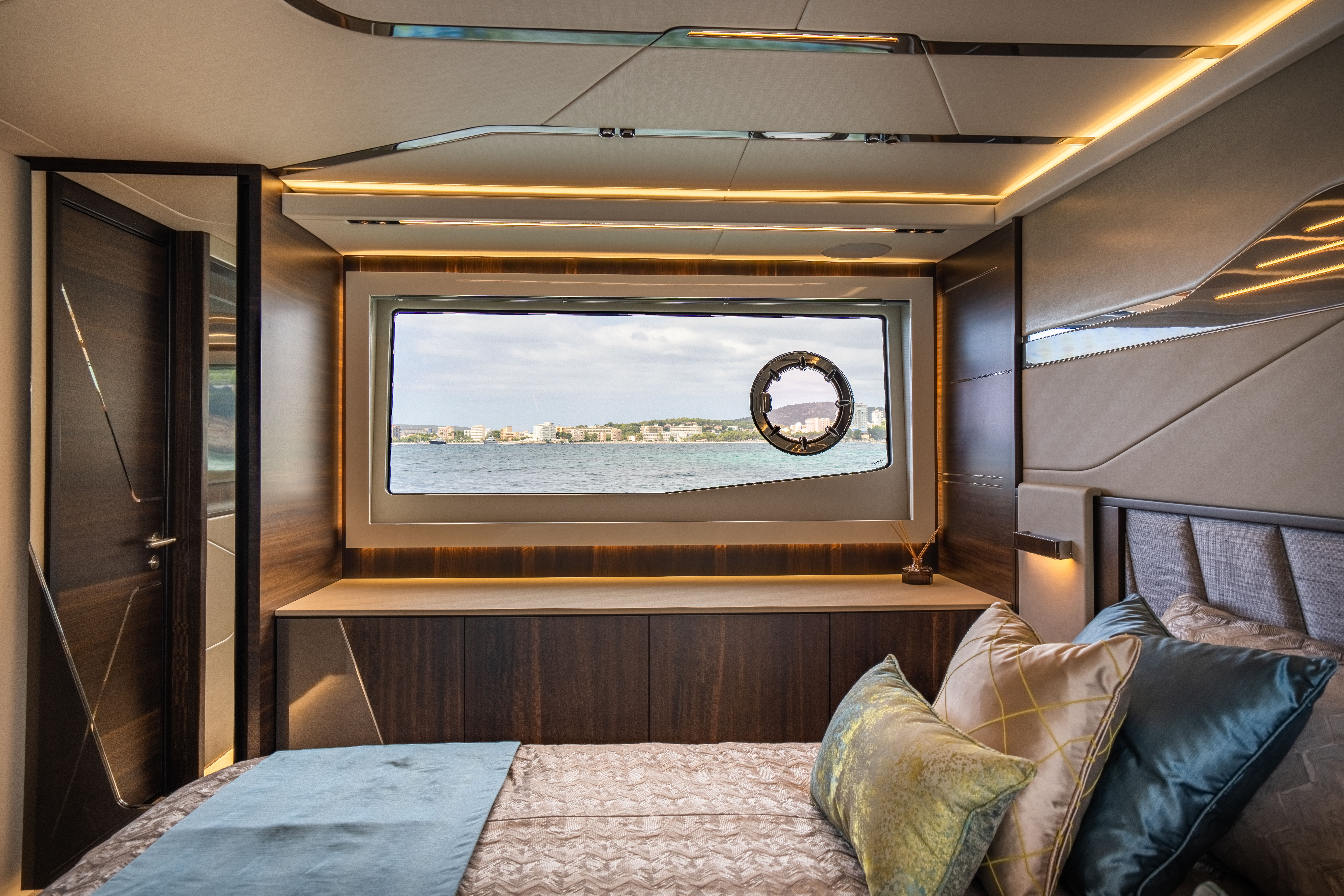 Sunseeker Predator 65 SportFly — photo 7