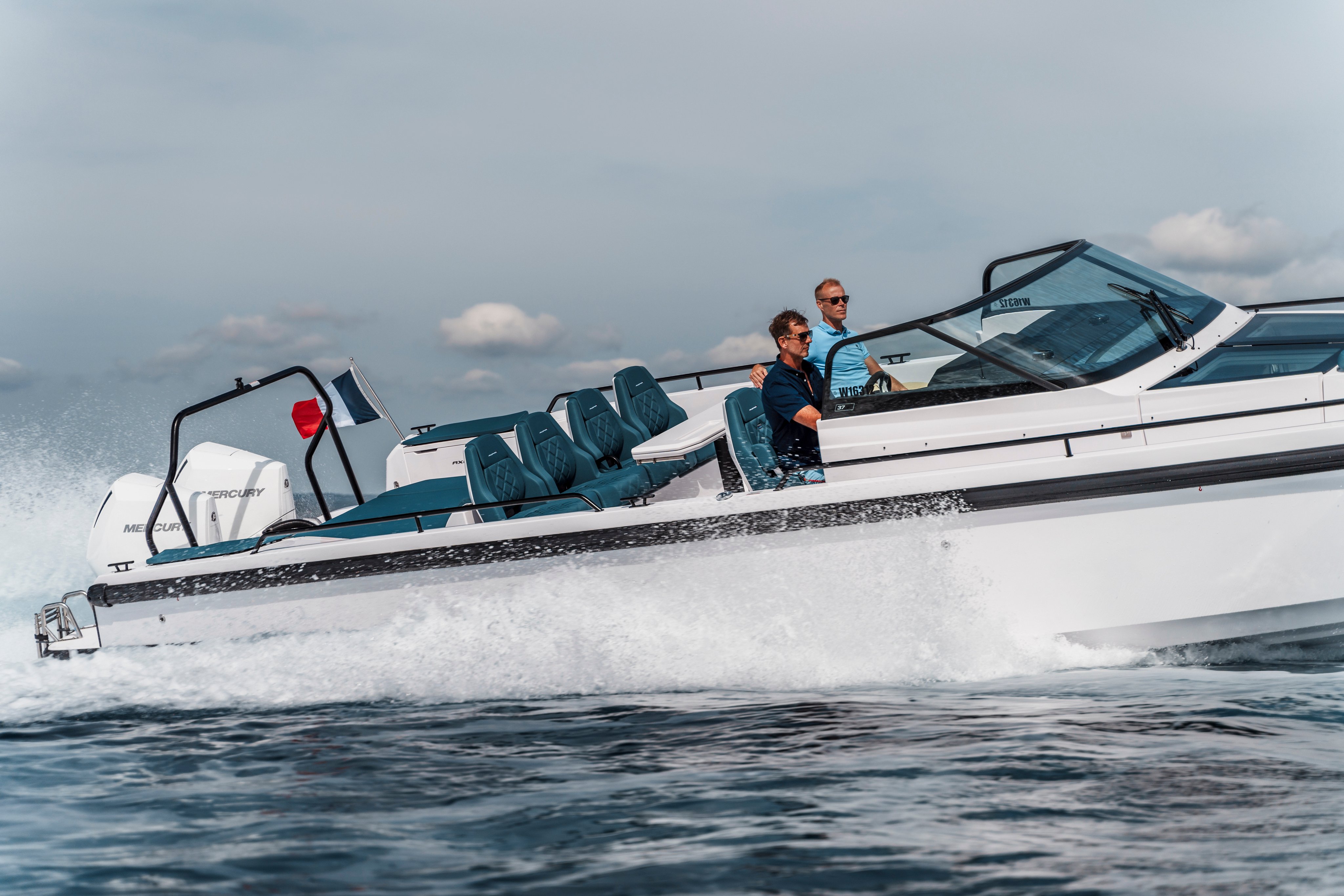 Axopar 37 Spyder — photo 4