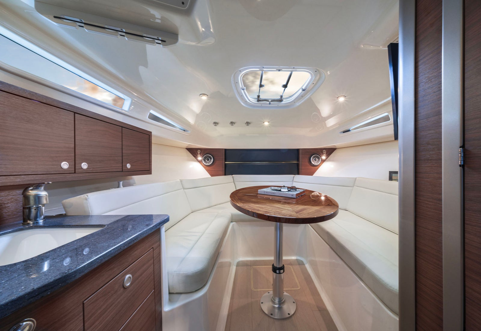 Boston Whaler 325 Conquest — photo 6