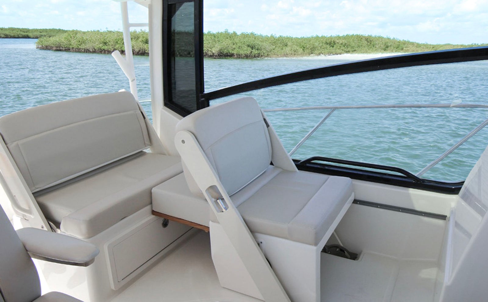 Boston Whaler 325 Conquest — photo 4