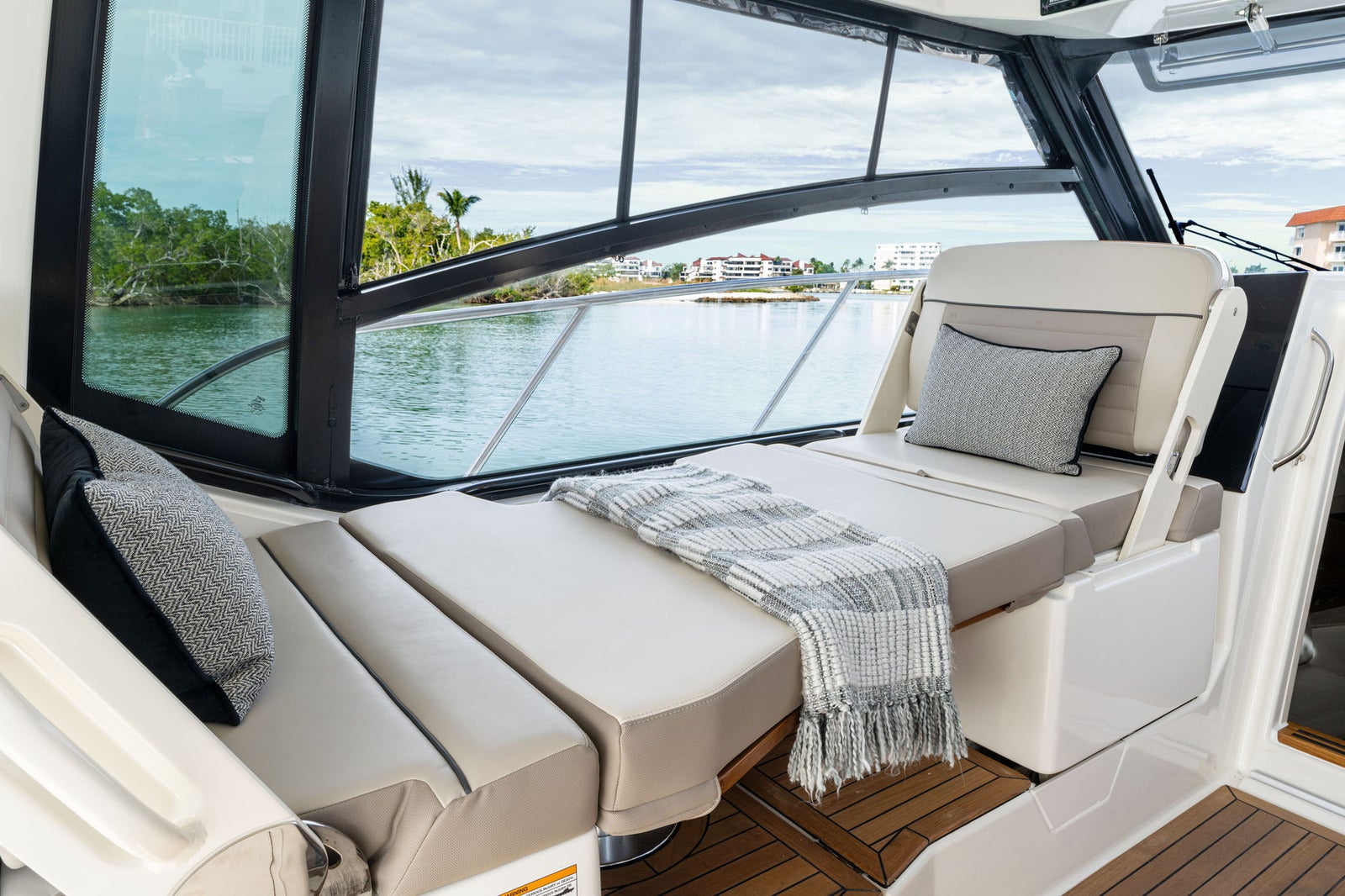 Boston Whaler 365 Conquest — photo 4