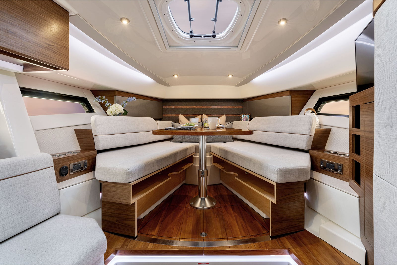 Boston Whaler 365 Conquest — photo 6