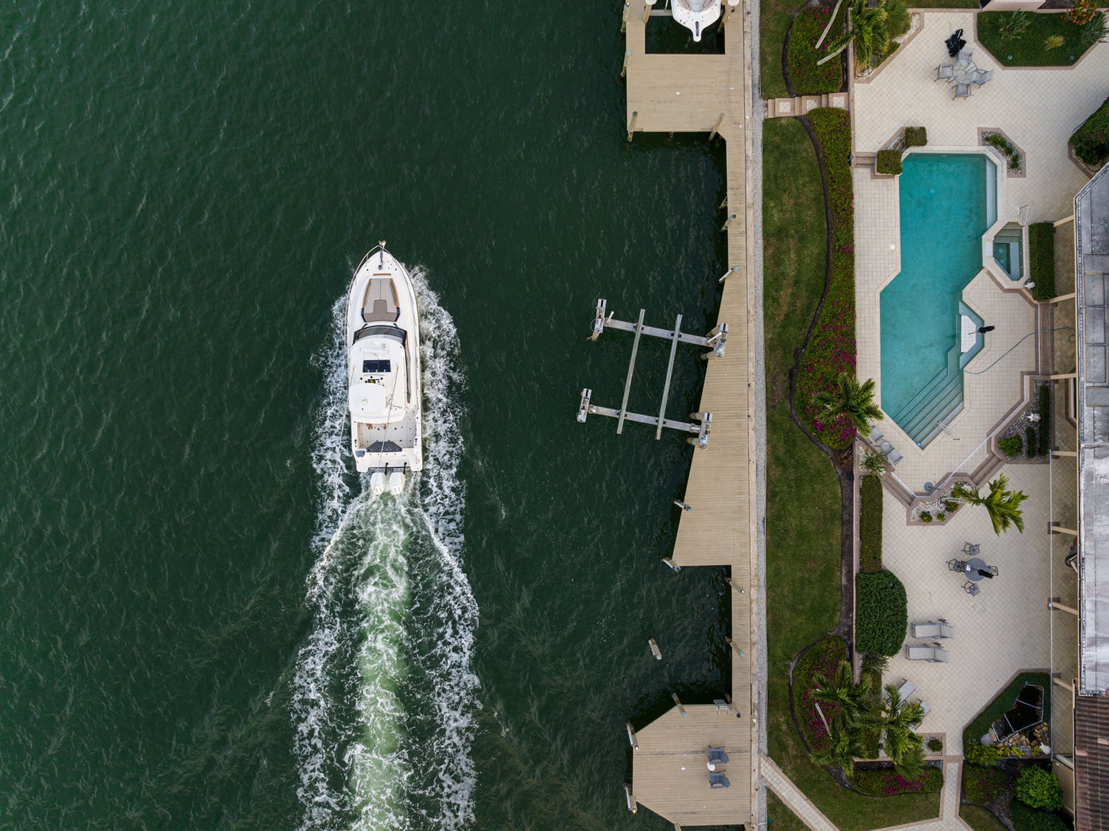 Boston Whaler 365 Conquest — photo 8