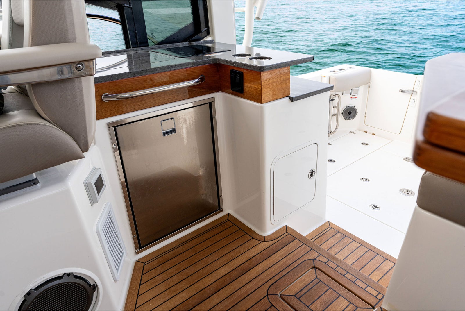 Boston Whaler 365 Conquest — photo 3