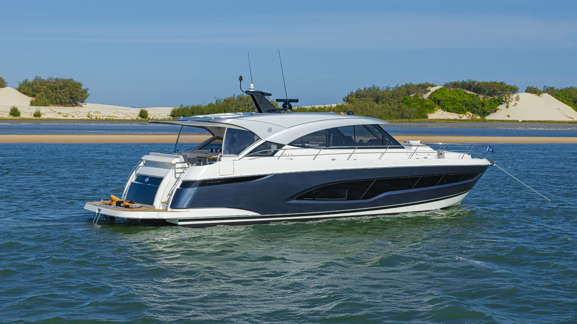 Riviera 5600 Sport Yacht Platinum Edition — photo 2