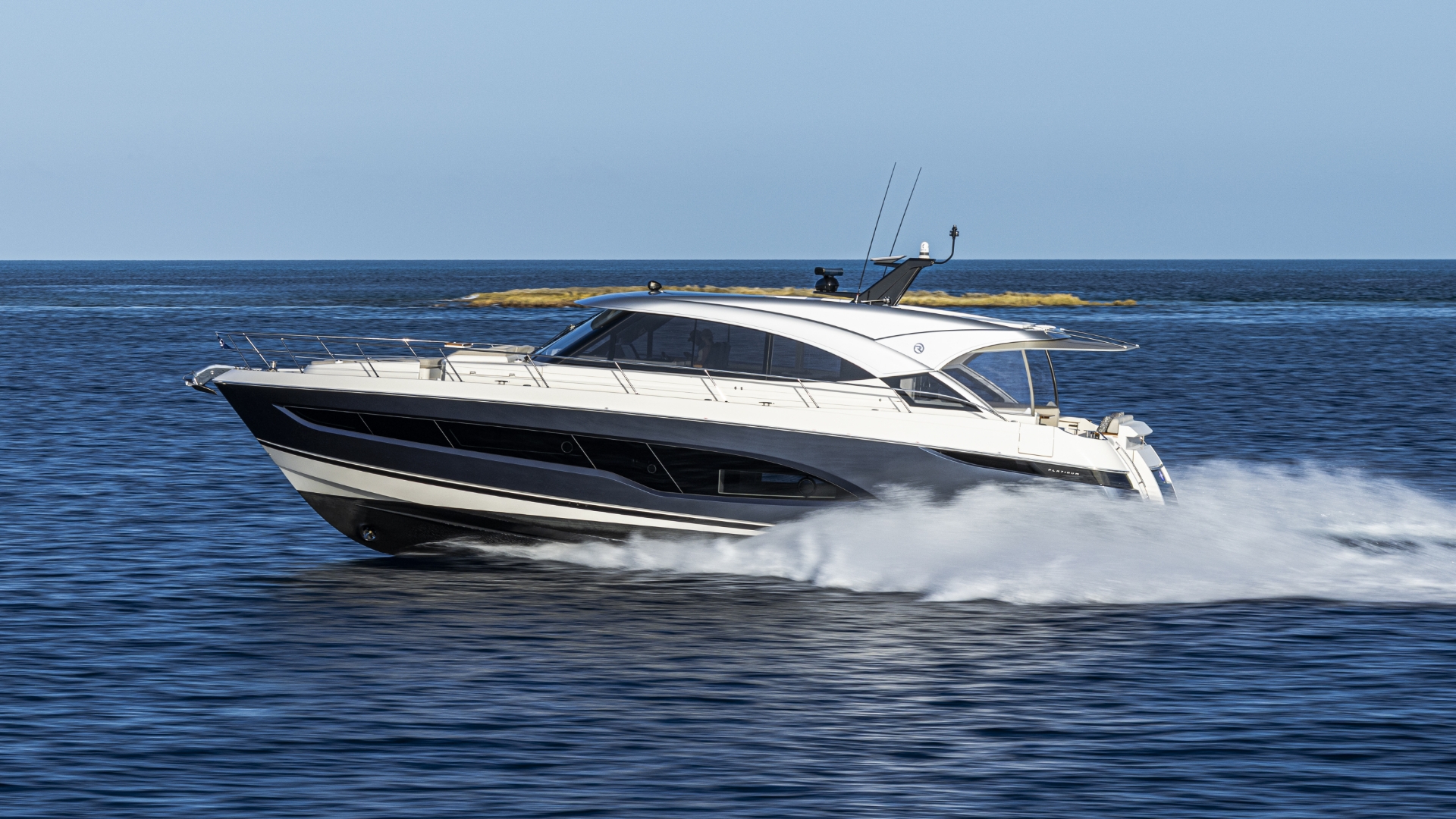 Riviera 5600 Sport Yacht Platinum Edition — photo 5