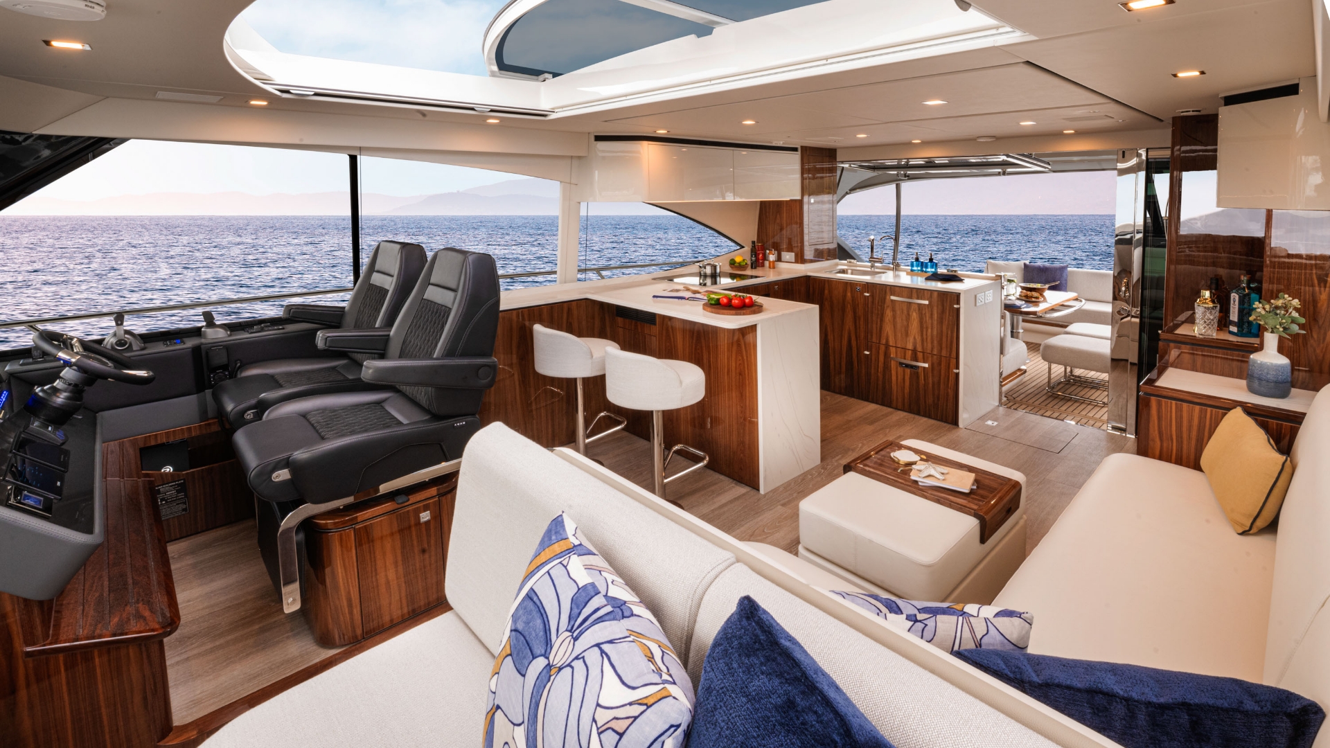 Riviera 5600 Sport Yacht Platinum Edition — photo 10