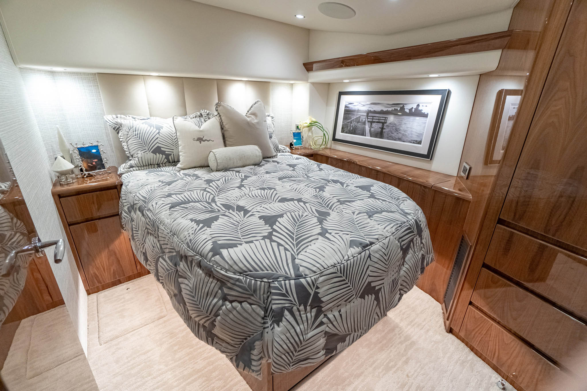 Viking Yachts 54 Convertible — photo 10