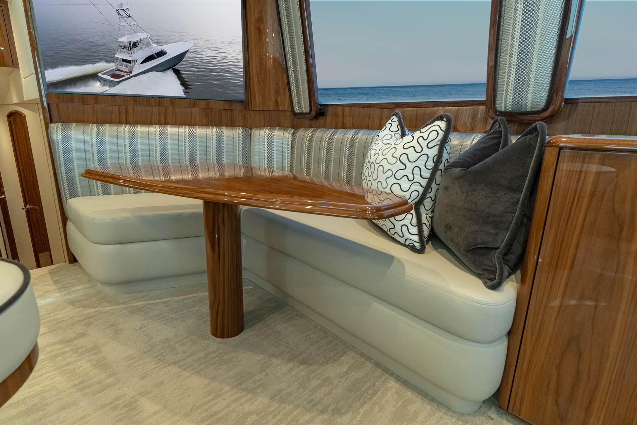 Viking Yachts 54 Convertible — photo 8