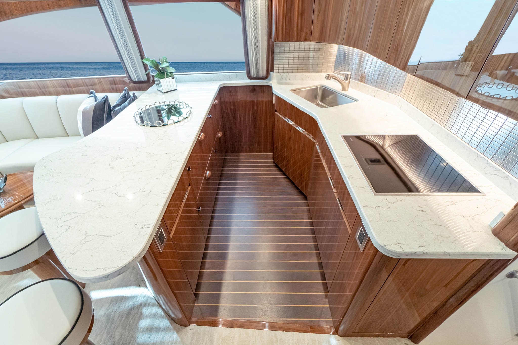 Viking Yachts 54 Convertible — photo 9