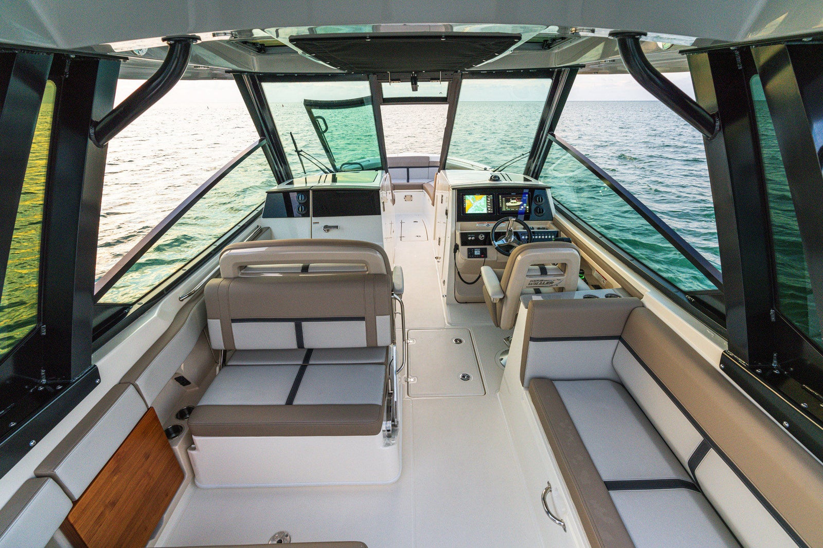 Boston Whaler 330 Vantage — photo 3