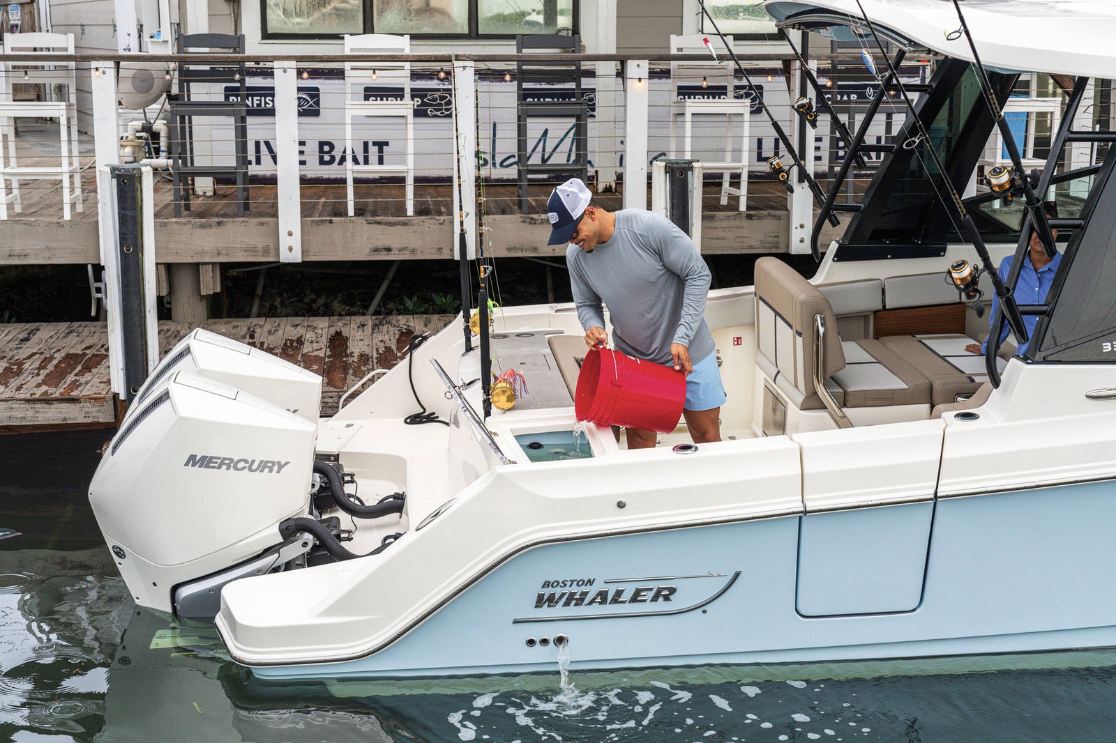 Boston Whaler 330 Vantage — photo 7
