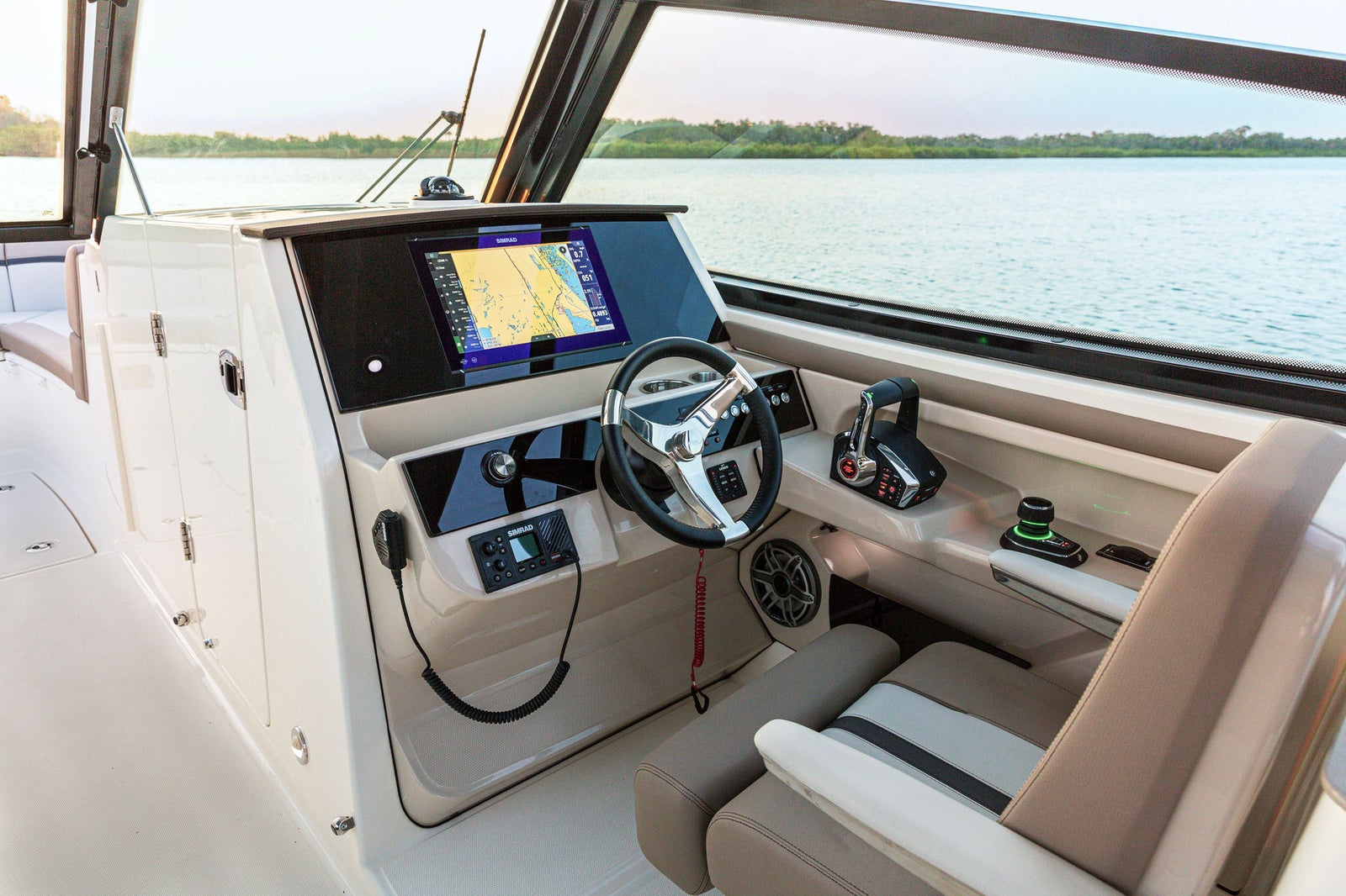 Boston Whaler 330 Vantage — photo 5