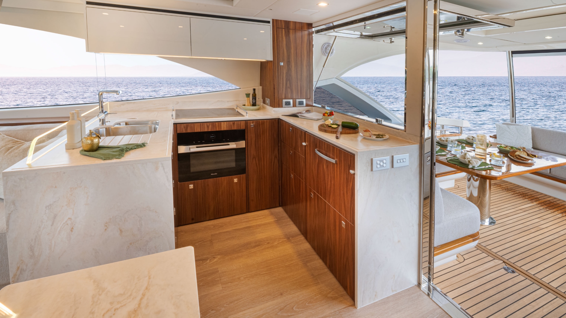 Riviera 6200 Sport Yacht Platinum Edition — photo 10
