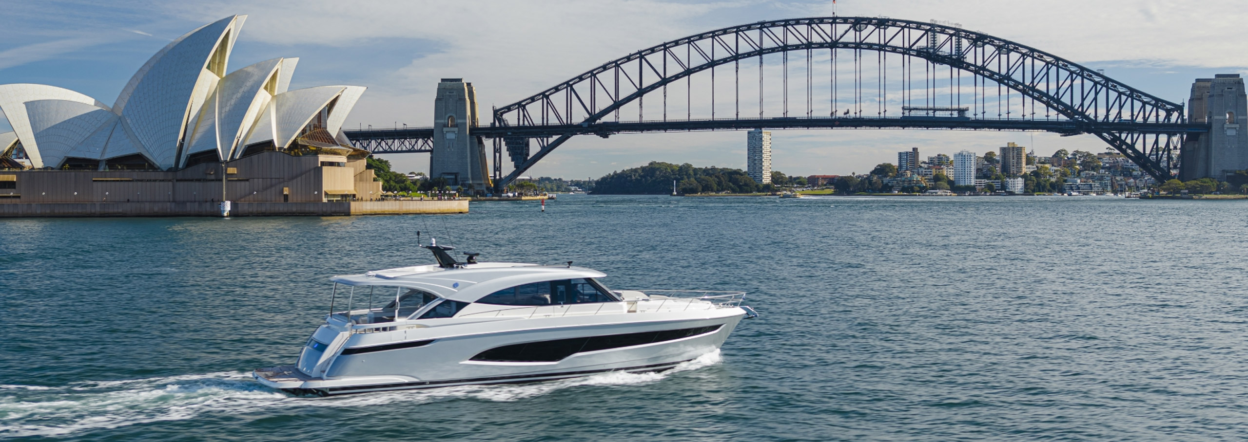 Riviera 6200 Sport Yacht Platinum Edition — photo 7