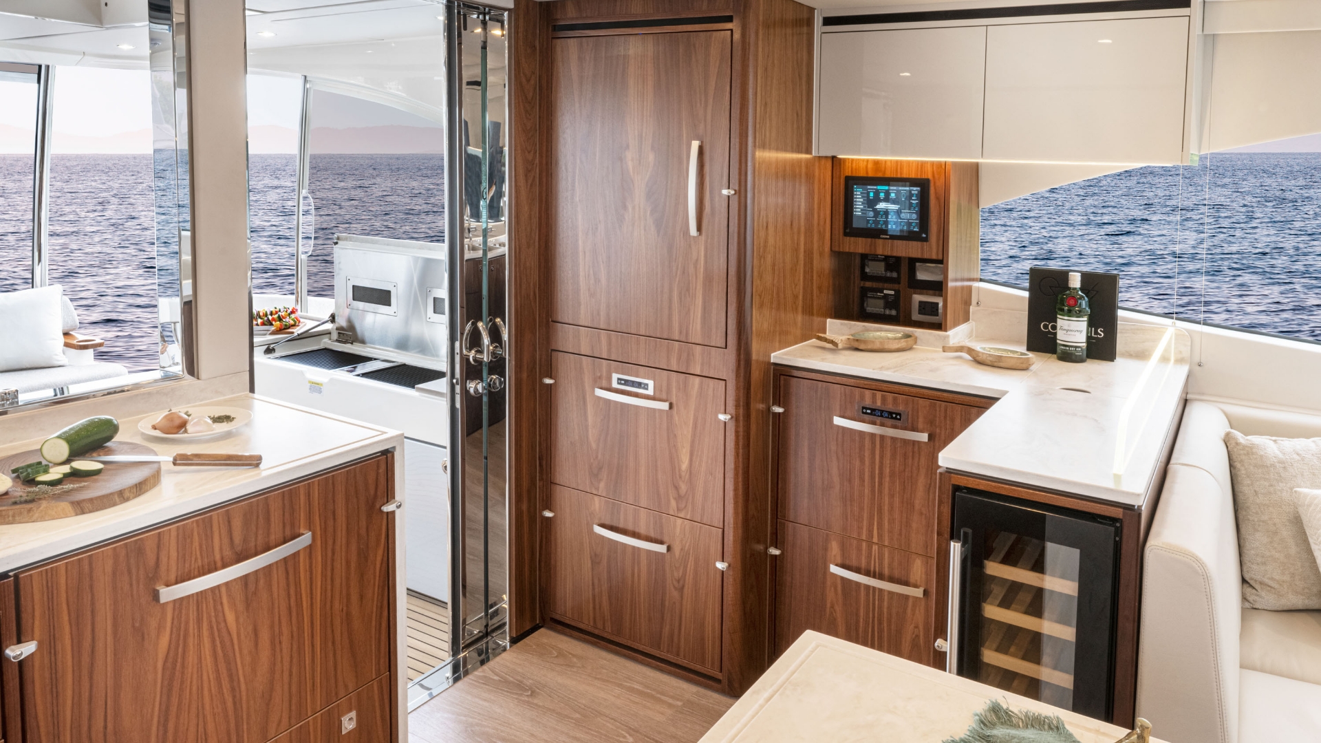 Riviera 6200 Sport Yacht Platinum Edition — photo 9