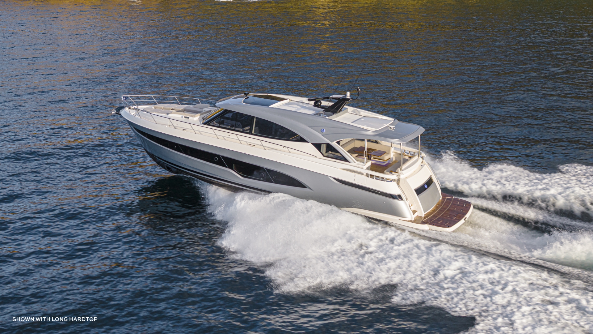 Riviera 6200 Sport Yacht Platinum Edition — photo 3