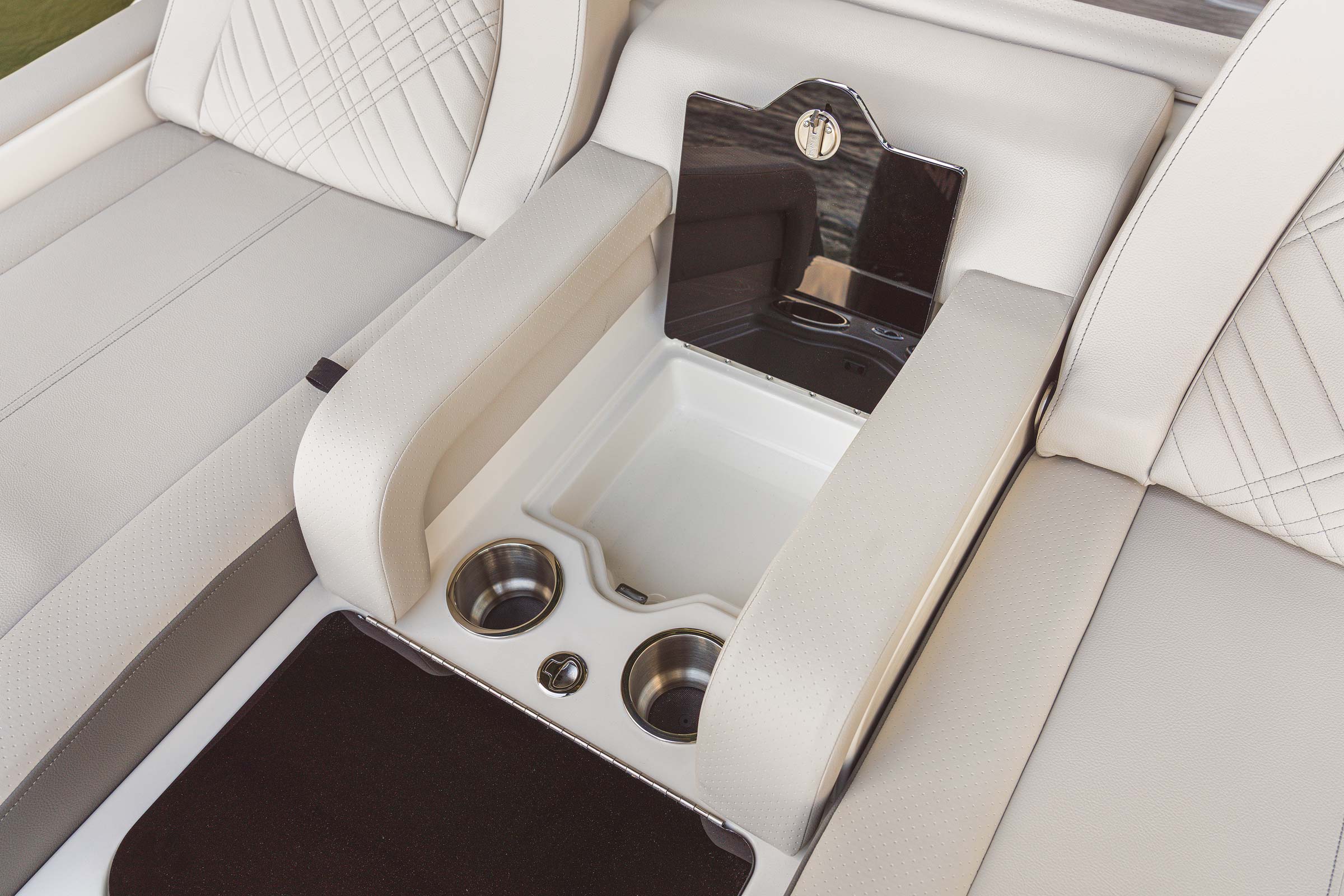 Sea Ray SDX 290 Outboard — photo 4