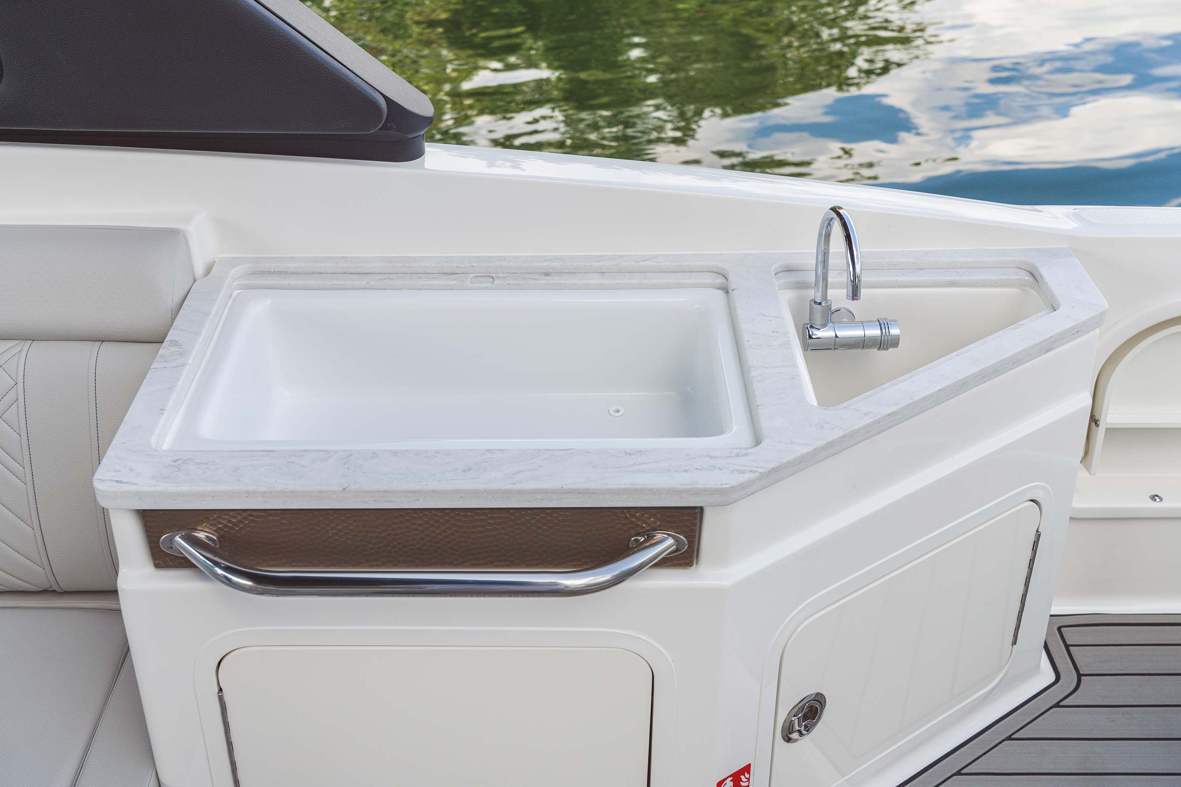 Sea Ray SDX 290 Outboard — photo 9