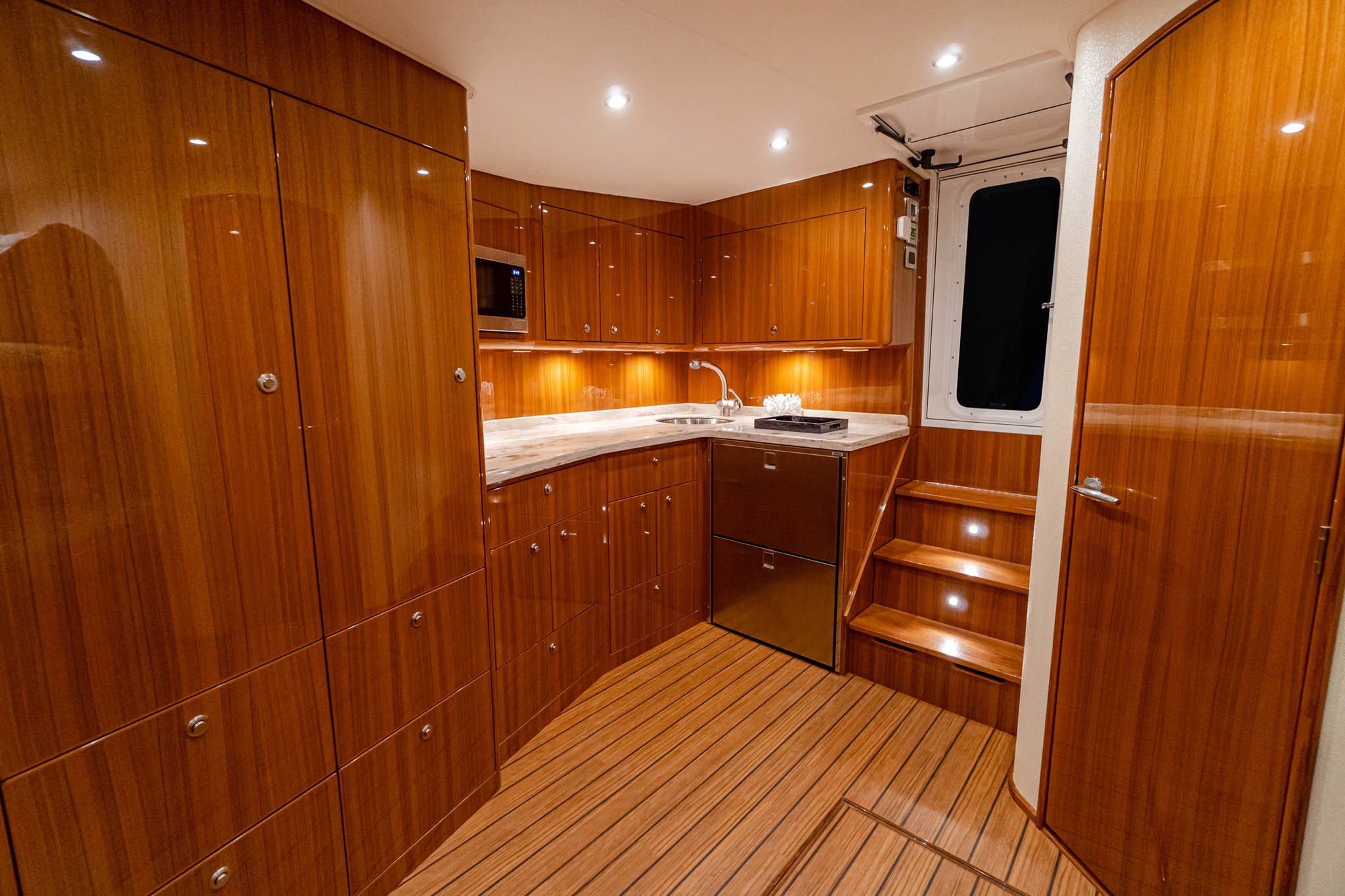 Viking Yachts 46 Billfish — photo 6