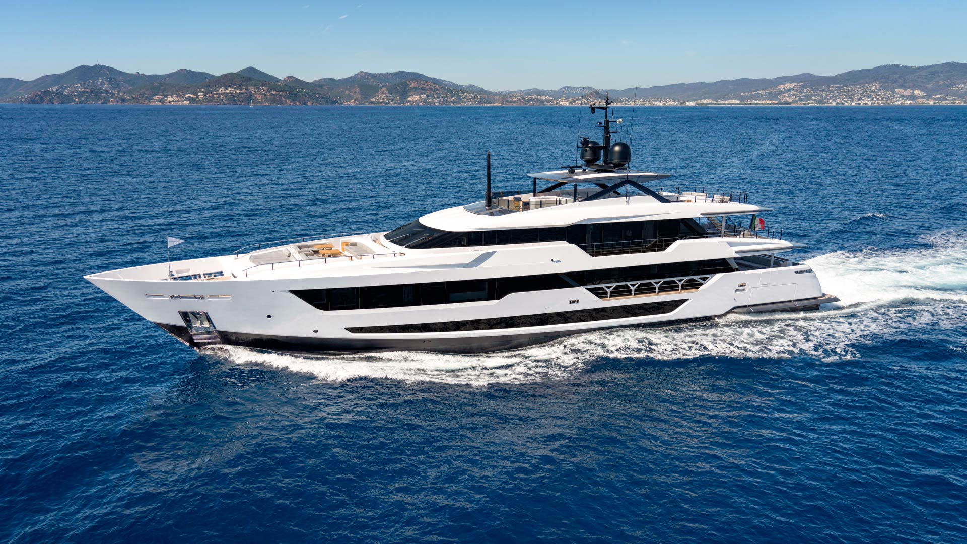 Custom Line Saetta 140' — photo 7