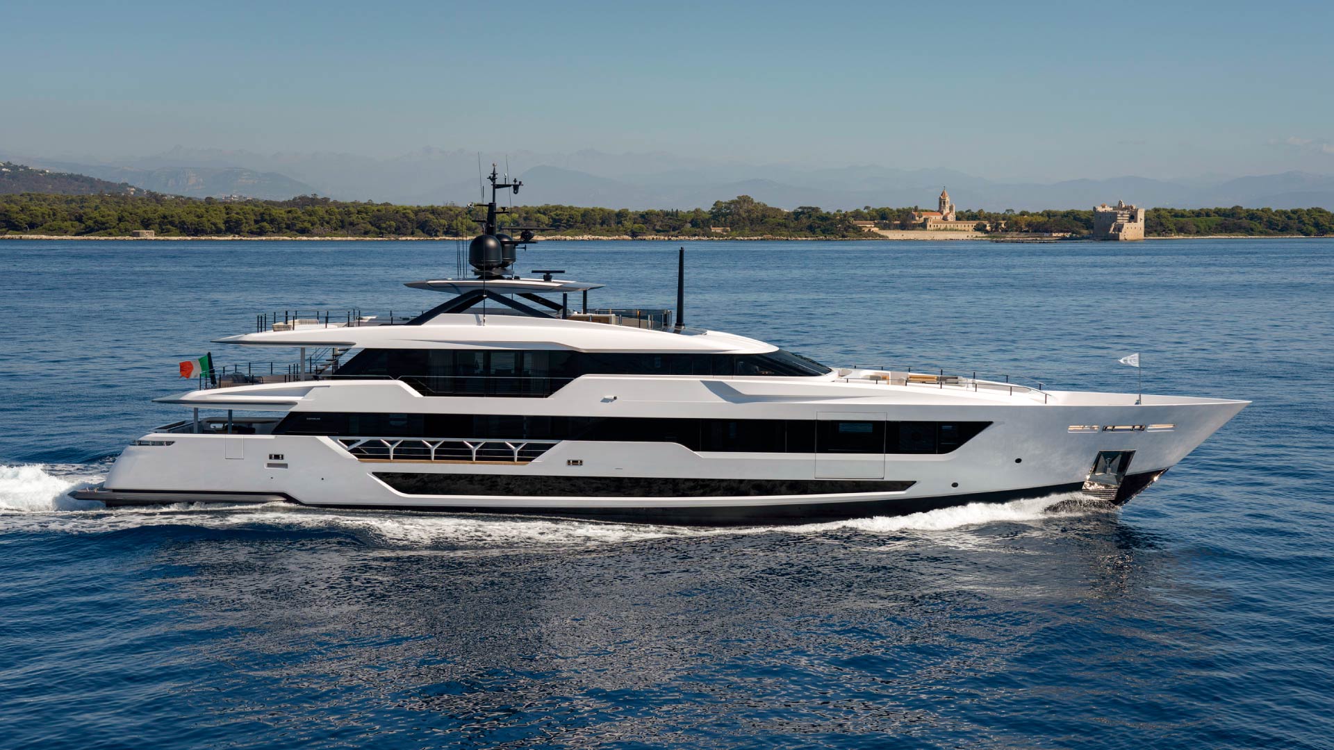 Custom Line Saetta 140' — photo 4