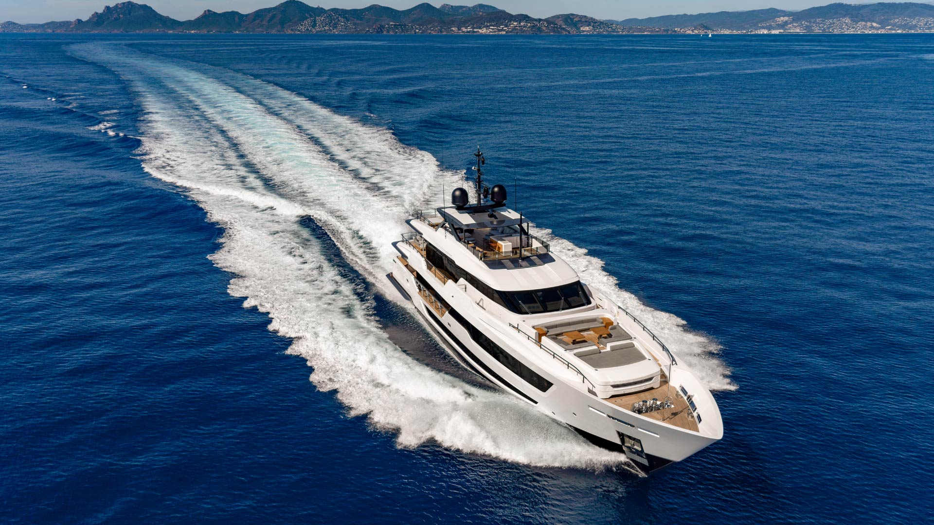 Custom Line Saetta 140' — photo 3