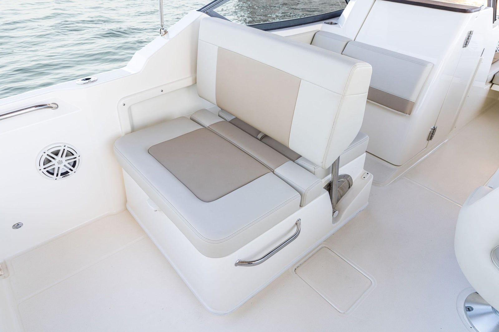 Boston Whaler 210 Vantage — photo 3