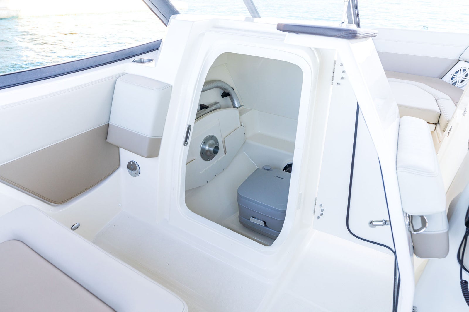 Boston Whaler 210 Vantage — photo 6