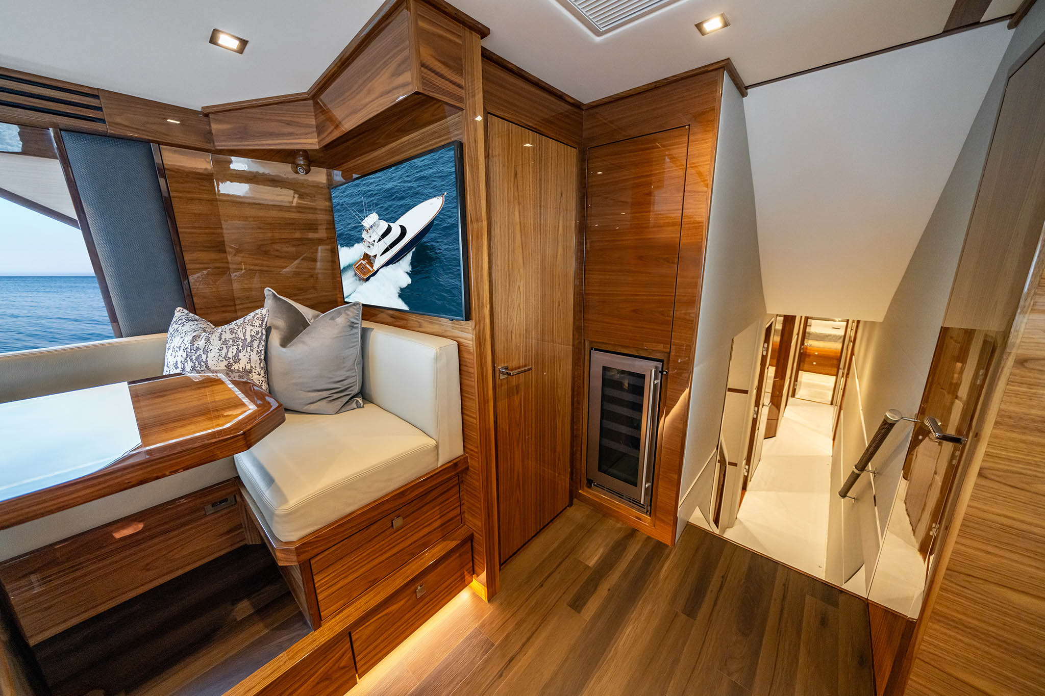 Viking Yachts 82 Sky Bridge — photo 10